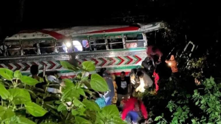 Autobús de la empresa «Transportes Sinaloa» cae a barranco en Guatemala; hay al menos 15 muertos
