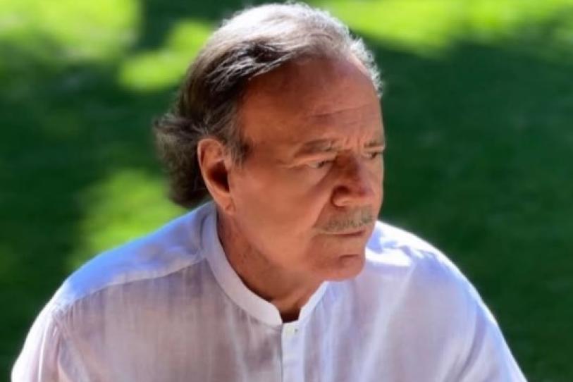 Julio Iglesias publica chats con exempleadas para defenderse de acusaciones de abuso