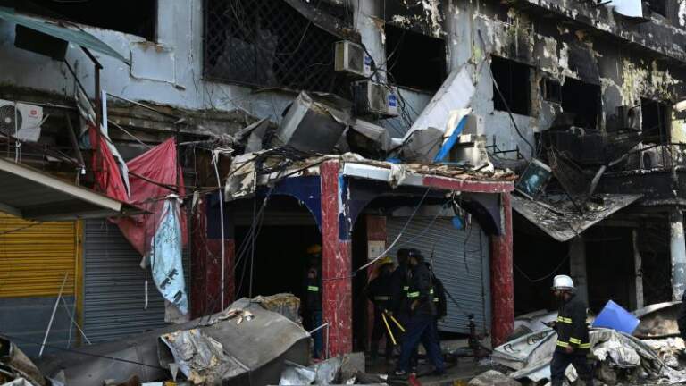 Suman 67 muertos tras incendio de un centro comercial en Pakistán