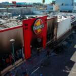 Dos implicados en incendio de la tienda Waldo’s no fueron vinculados a proceso; ¿qué pasó?