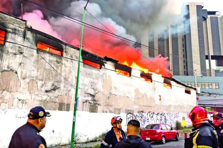 Emergencia en San Pedro de los Pinos por incendio en fábrica