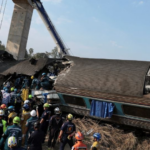 Grúa cae sobre tren en Tailandia, hay 32 muertos y decenas de heridos